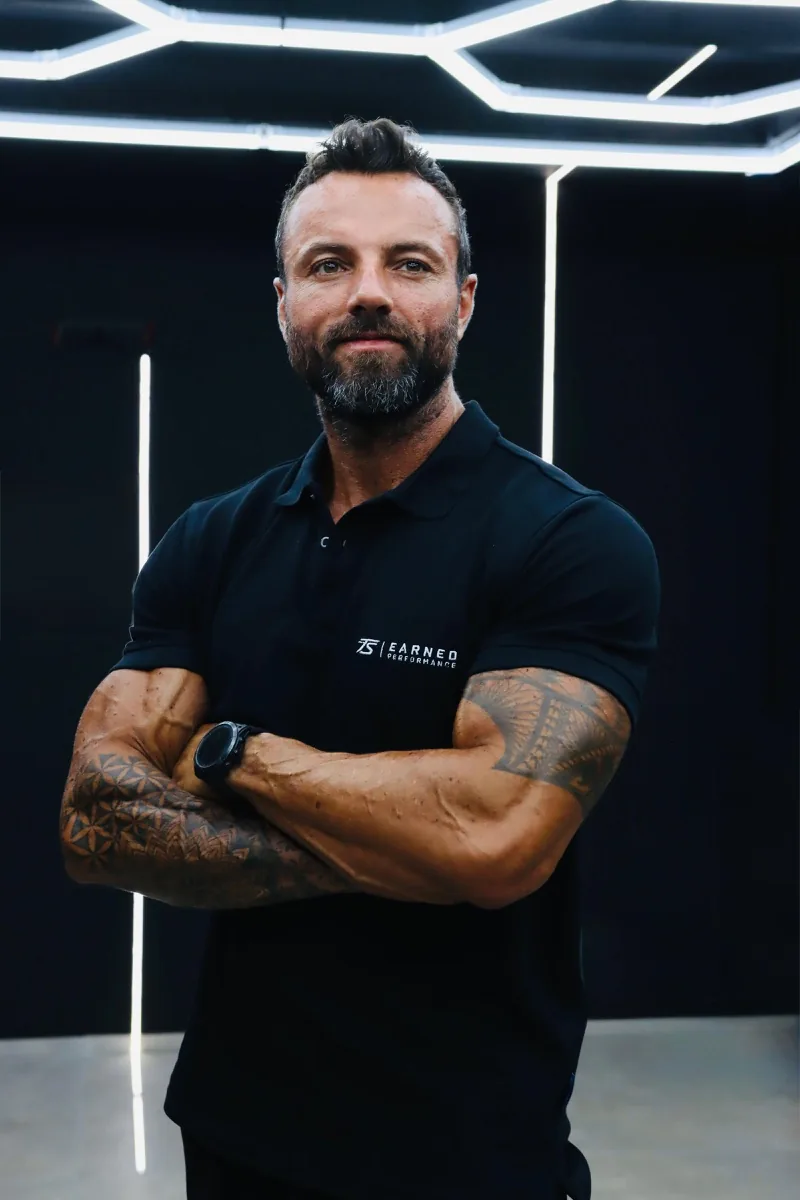 Tobias im TS Earned Performance Polo-Shirt
