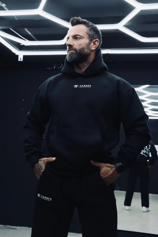 Tobias im TS Earned Performance Hoodie