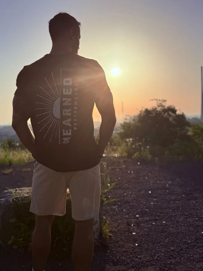 Rückenansicht im TS Earned Performance Shirt bei Sonnenuntergang