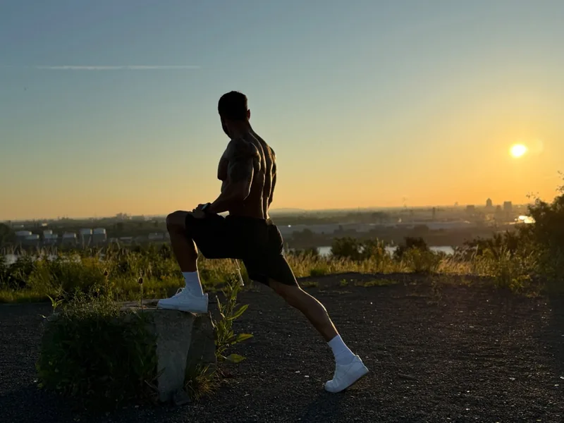 Tobi beim Stretching bei Sonnenuntergang