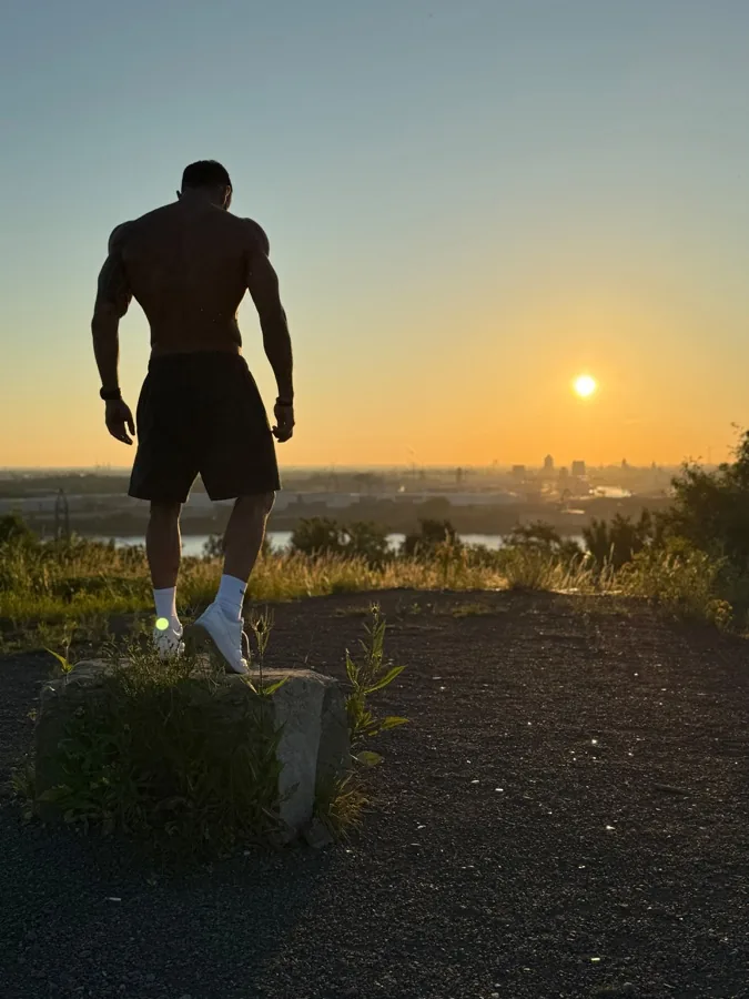 Tobi mit Blick auf die Stadt bei Sonnenaufgang